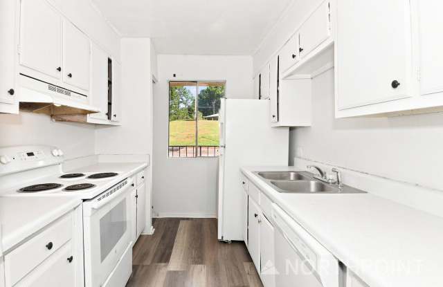 Charming 2BR 1BA Apartment w/ On-Site Parking near Downtown Columbia, SC Gallery 1