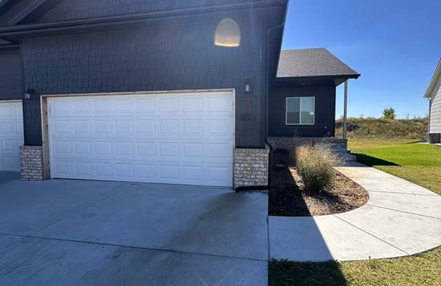 $1795 - 4 bed 3 bath - New Build Duplex in a beautiful neighborhood! - 8723 East Summerside Place, Bel Aire, KS 67226
