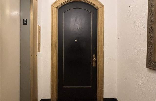 5555 S Everett Avenue Gallery 2