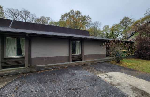 Spacious and newly renovated 3 bed 2 bath on Boulevard! Gallery 3