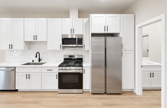 Cozy 4BD/2BA House on Gary with Beautiful Yard Gallery 3