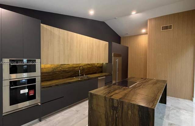 4499 Northwest 93rd Doral Court Gallery 1