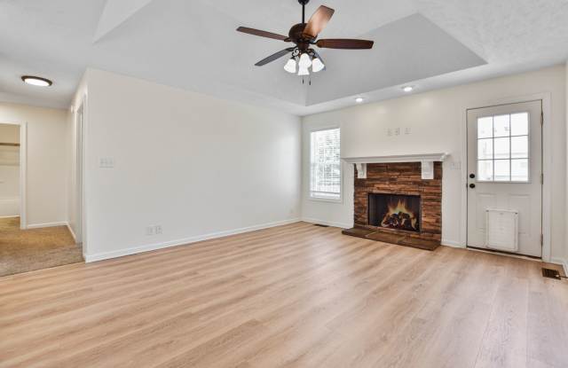 Pet Friendly Three Bedroom with Bonus! Gallery 4