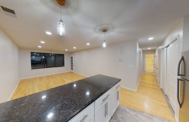 Spacious 2 Bedroom Condo with 2 Bathrooms! Gallery 3