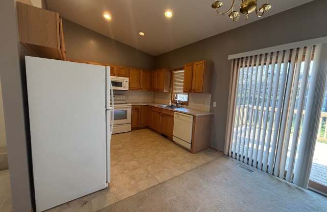 Spacious 3 bed / 2.5 bath Townhome in Millard photos photos