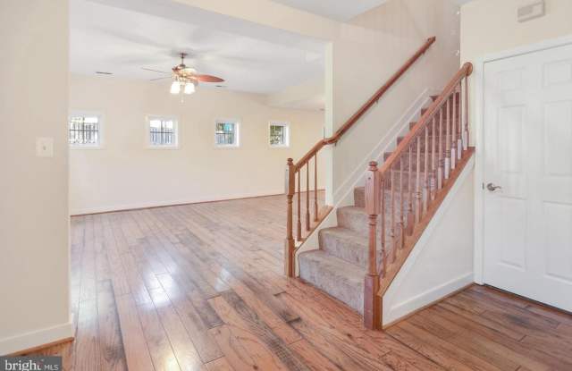 Charming Twin Oak Historic House Gallery 3