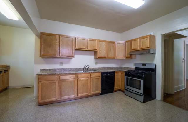 1335 Madison Street - Available 06/01/27 - Spacious Single Family Home Gallery 3