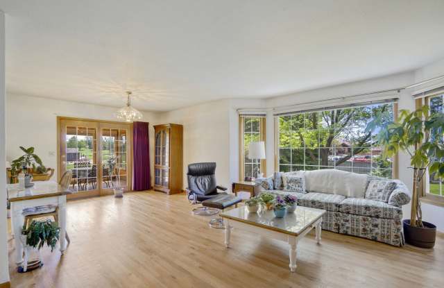 *$200 off move in Special!* 3 Bed, 3 Bath backing to Southridge Greens Golf Cource photos photos