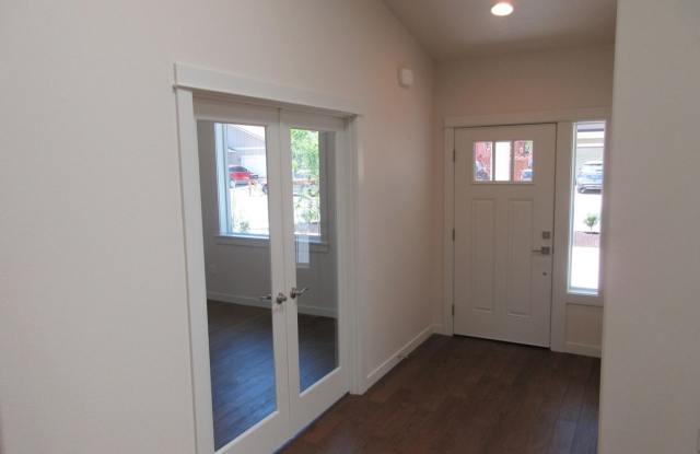 3 Bed / 2 Bath Single Family Home in NE Bend 2856 NE Huettl Lane Gallery 4