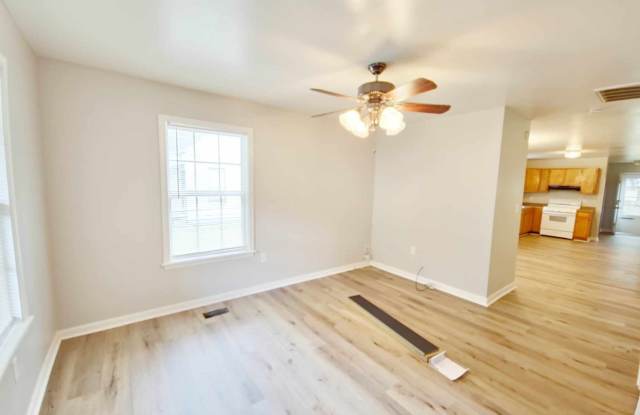 VERY SPACIOUS HOME! 4 Bedroom, 2 bathroom with laundry room photos photos