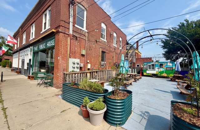 {2202 - A} Spacious Two Bedroom Condo in Historic Pendleton Heights Available Immediately Gallery 3