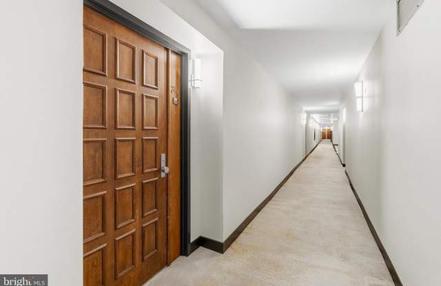 400 MADISON Street Gallery 3