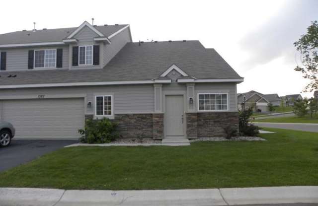 Beautiful 3 Bedroom End-Unit Townhome in Victoria! - 1567 Alphon Drive, Victoria, MN 55386