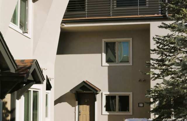 Available for 2027-2028 Fall Pre-Leasing: 2-Story Condo next to CU Campus Gallery 3