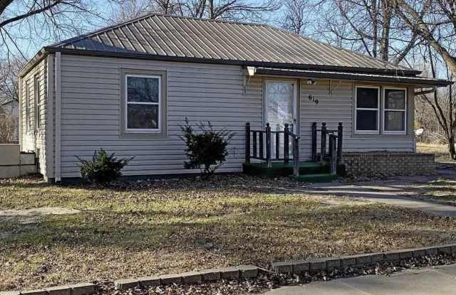 619 North Grandview Street - 619 North Grandview Street, Hutchinson, KS 67501
