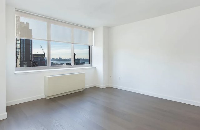 563 10th Ave - 563 10th Avenue, New York City, NY 10018