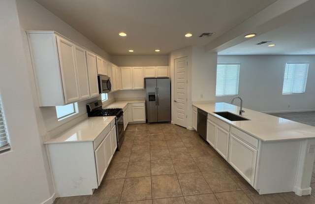 Beautiful Surprise Home: 4 Bd, 3 Ba Gallery 4