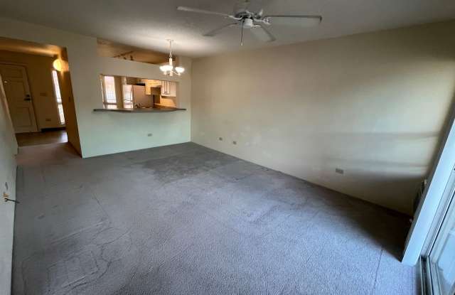 Salt Lake (Honolulu)-Country Club Village - AC in living room, 2 bed, 2 bath, 2 parking Gallery 4