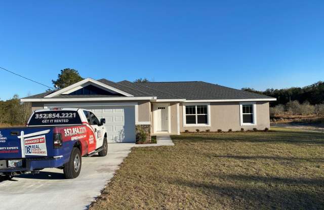 Available December 15th.....Custom Home - Desirable SE Ocala Neighborhood 3/2/2 **WON'T LAST** - 19 Bahia Pass Loop, Marion County, FL 34472