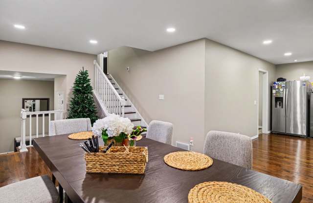 4 Bedroom Bellevue Home! Gallery 3