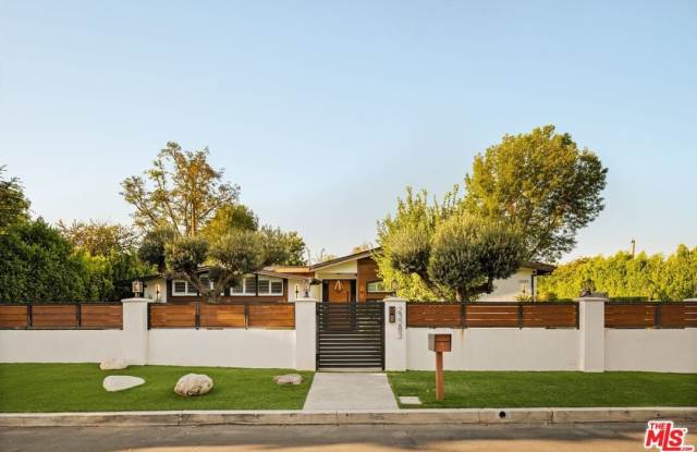 23283 Erwin St Gallery 3