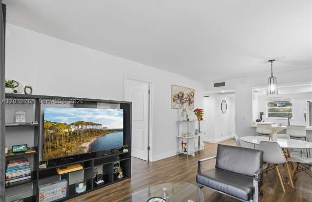9340 Lagoon Pl Gallery 2