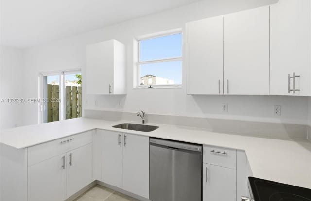 2705 SE 25 Avenue 2705, Homestead, FL 33035 photos photos