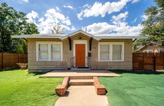 UT PRE-LEASE: 5 bed / 3 bath Remodeled West Campus House, Walk to UT, entertainment, restaurants, and more. - 2902 Pearl Street, Austin, TX 78705