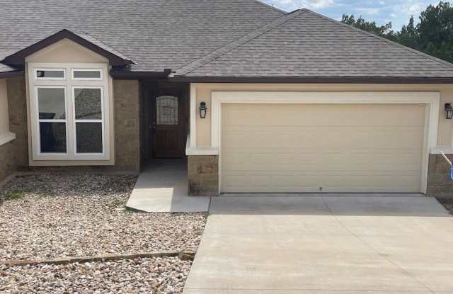 Enjoy the quality construction of this home in Lago Vista lake community! photos photos