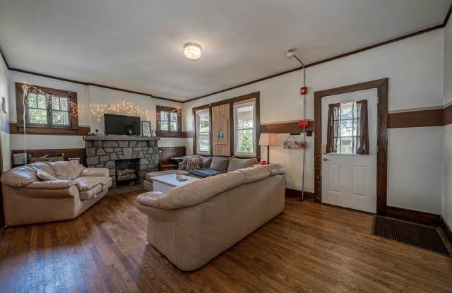 5 Bed 2 Bath House - Downtown- Available 06/02/2027 Gallery 3