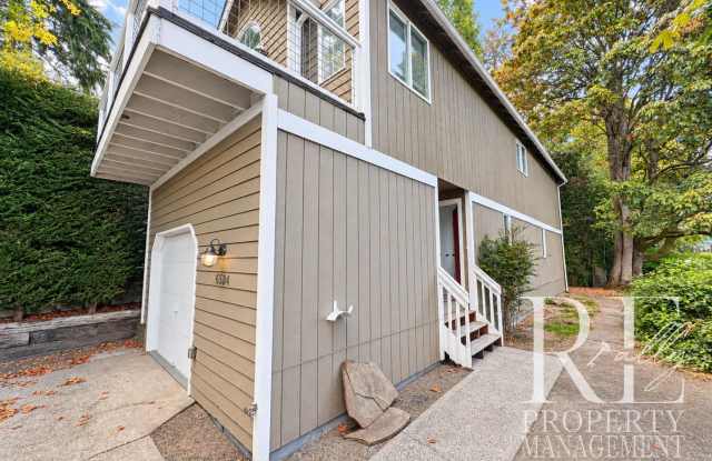 Vaulted Ceilings, Fireplace & Private Deck in Suquamish Gallery 3