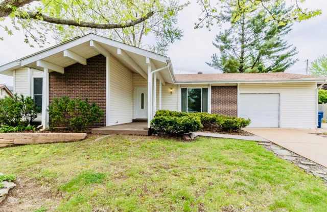 Great 3 bed, 2 bath home Located in Fenton - 2095 Penncross Court, St. Louis County, MO 63026
