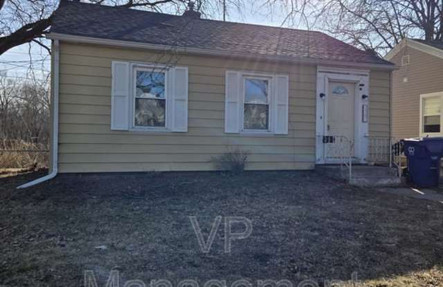 2707 Esplanade Ave - 2707 Esplanade Avenue, Davenport, IA 52803