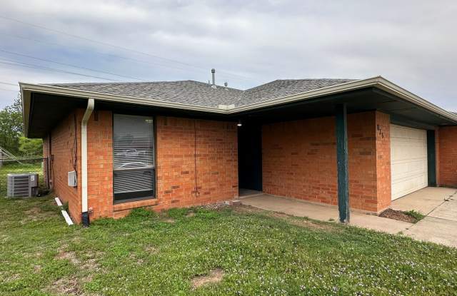 2 Bed 2 Bath duplex on 10th and Council - 813 North Eagle Lane, Oklahoma City, OK 73127