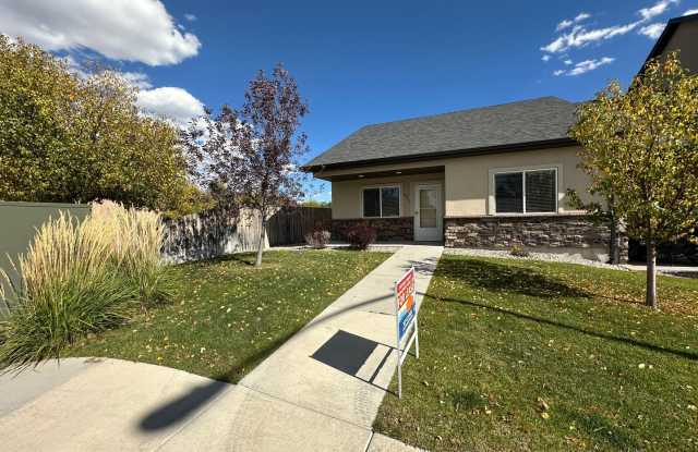2 BEDROOM, 2 BATHROOM TOWNHOUSE WITH 2 CAR ATTACHED GARAGE Gallery 4
