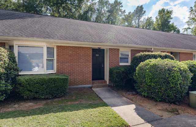 AVAILABLE FOR FALL 2027 PRELEASE!!| 210 Eaglewood Court | 5 Bed, 3 Bath Gallery 1