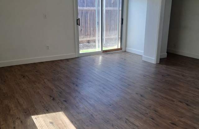 Spacious studio unit with separate kitchen area in North Hanford photos photos Spacious studio unit with separate kitchen area in North Hanford photos photos