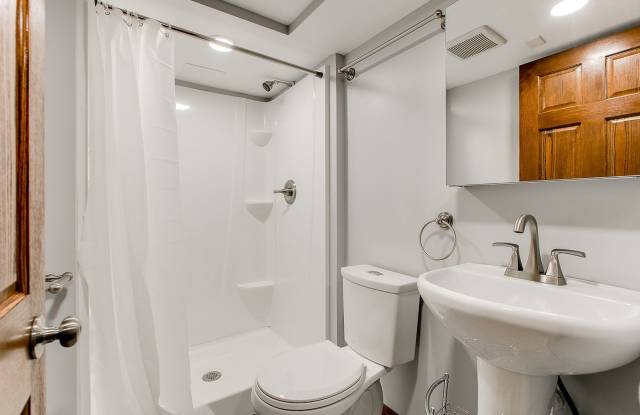 8 Bedroom Home Across from Macalester! Gallery 1
