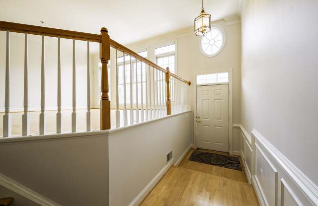 Tower Oaks First-Time Townhome in Rockville is Move-in Ready! Gallery 4