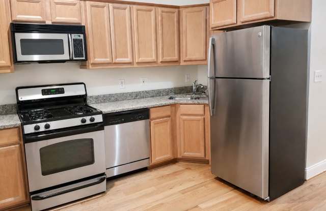 Updated One-Bedroom with In-Unit Laundry and Private Porch Near Shaw Gallery 4
