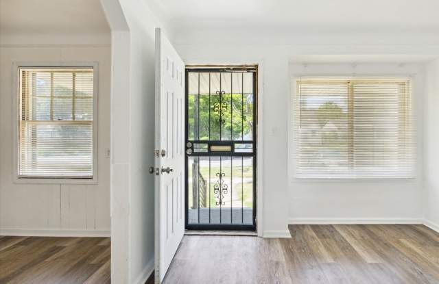 Remodeled 4B 1B Home $1,275 Gallery 3