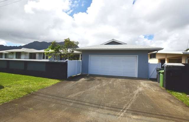 Puohala Village - 3 bed, 1.5 bath with bonus den, laundry room, office/workshop, 2 car garage Gallery 1