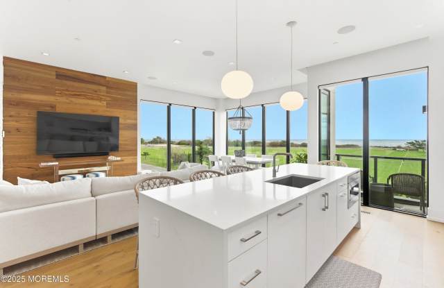 200 Ocean Avenue N unit: 6 photos photos