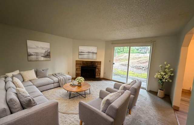 1/2 Off First Full Month's Rent! Lower Level 2 Bedroom 1 Bathroom Apartment Gallery 4