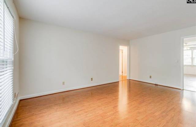 MOVE-IN READY IN FOREST ACRES! Gallery 3