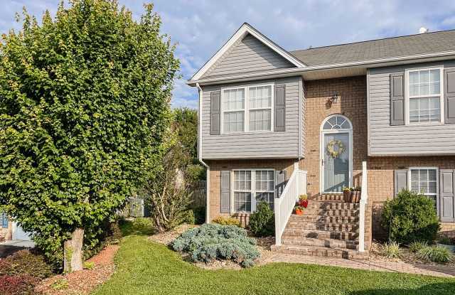 Updated 4 bedroom, 3 bath Home in Christiansburg photos photos