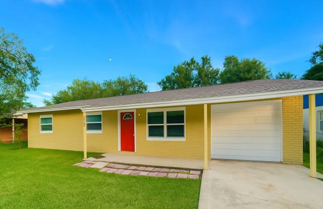 Charming 2-Bedroom Home in Quiet Eustis Neighborhood! photos photos