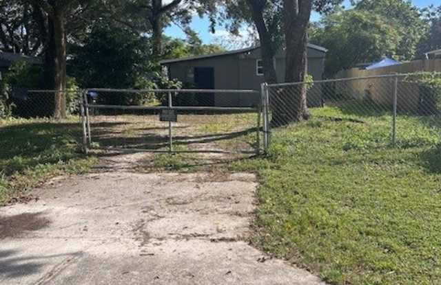 2/1 Renovated Manufactured Home w/ Bonus Room Gallery 1