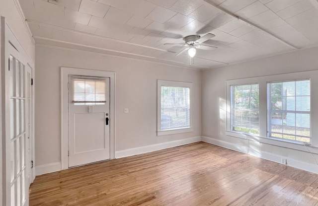 Charming Two-Bedroom Home in Winter Haven - 340 8th Street Northeast, Winter Haven, FL 33881