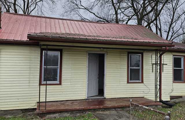 *Knoxville 37914 - Cozy 3 bedroom, 1.5 bath with bonus room  walk-out basement. Call Brad Croisdale (865) 805-9964 photos photos